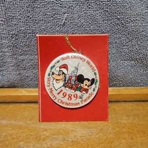 DISNEY VERY MERRY CHRISTMAS PARADE WALT DISNEY WORLD 2 1/4" PIN *NEW IN PACKAGE*